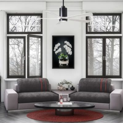 Ventilateur moderne blanc et noir au dessus d'un canapé noir dans un salon